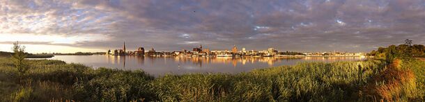 Panorama-Motiv: Rostock Silhouette im Morgenlicht - Motivnummer: pk-hro-01